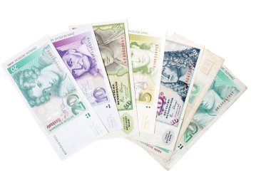 Beyaz arka plan üzerinde izole eski paralar