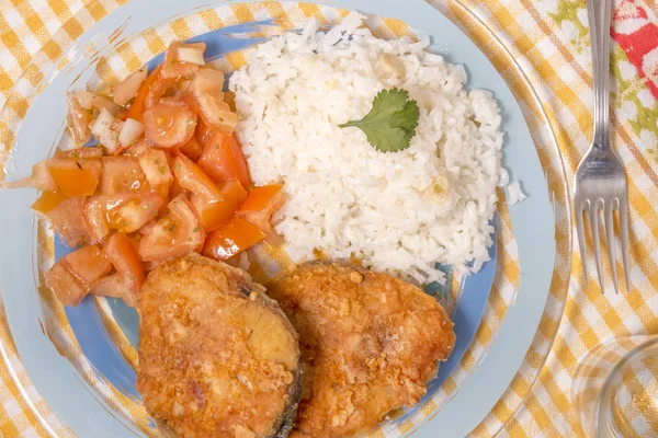 Gebakken Heek Vis Met Rijst Tomaten Salade — Stockfoto