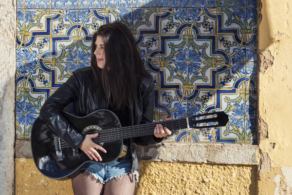 Закрытый Вид Красивую Молодую Женщину Классической Гитарой Улице — стоковое фото