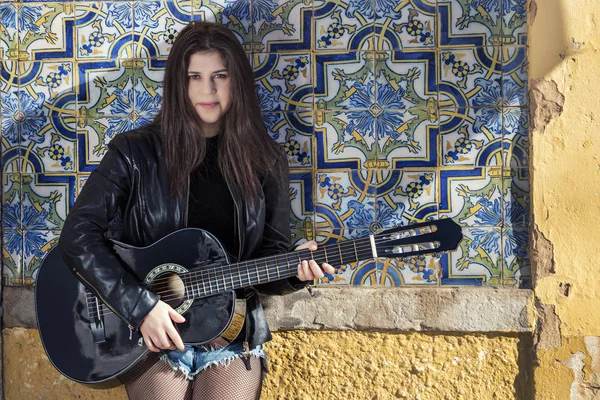 Stäng Vacker Ung Kvinna Med Klassisk Gitarr Gatan — Stockfoto