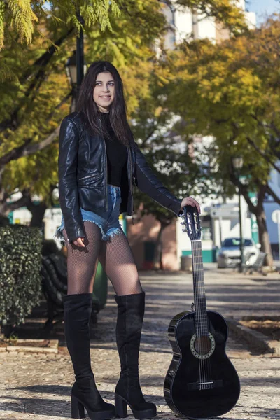 Jeune femme avec guitare classique — Photo