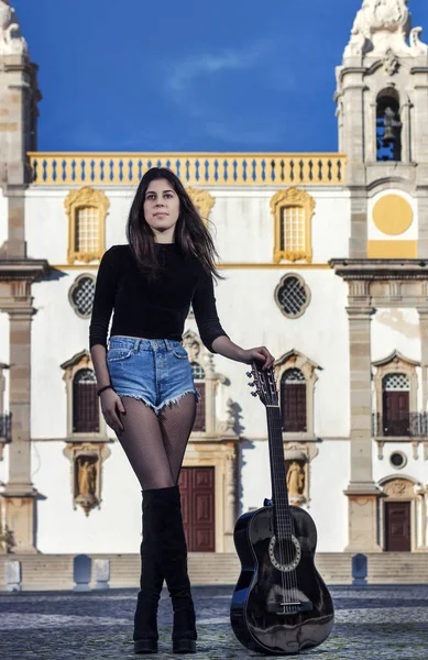 Pandangan Dekat Seorang Wanita Muda Yang Cantik Dengan Gitar Klasik — Stok Foto