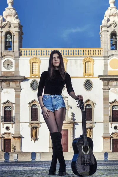 Luk Visning Smuk Ung Kvinde Med Klassisk Guitar Gaden - Stock-foto