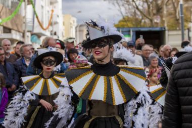 Loule, Portekiz - Şubat 2018: Renkli karnaval festival katılımcıları Loule City, Portekiz.