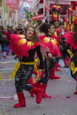 Loule, Portekiz - Şubat 2018: Renkli karnaval festival katılımcıları Loule City, Portekiz.