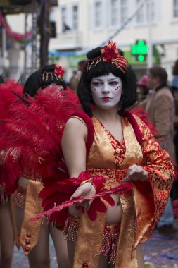 Loule, Portekiz - Şubat 2018: Renkli karnaval festival katılımcıları Loule City, Portekiz.