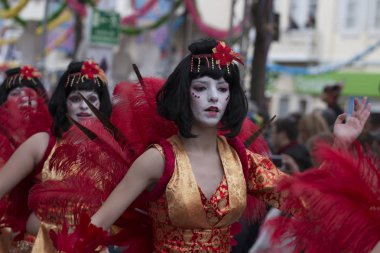 Loule, Portekiz - Şubat 2018: Renkli karnaval festival katılımcıları Loule City, Portekiz.
