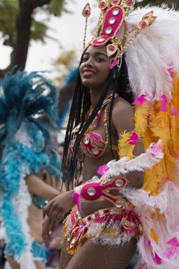 Loule, Portekiz - Şubat 2018: Renkli karnaval festival katılımcıları Loule City, Portekiz.