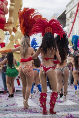 Loule, Portekiz - Şubat 2018: Renkli karnaval festival katılımcıları Loule City, Portekiz.