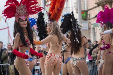 Loule, Portekiz - Şubat 2018: Renkli karnaval festival katılımcıları Loule City, Portekiz.