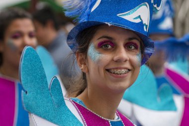 Loule, Portekiz - Şubat 2018: Renkli karnaval festival katılımcıları Loule City, Portekiz.