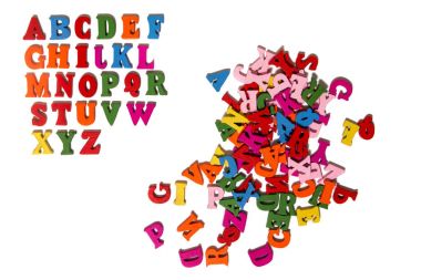 Beyaz bir arka plan üzerinde izole plastik renkli harfler.