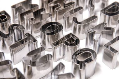 Beyaz bir arka plan üzerinde izole çerez kesici harfler.