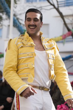 Loule, Portekiz - Şubat 2018: Renkli karnaval festival katılımcıları Loule City, Portekiz.