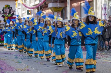 Loule, Portekiz - Şubat 2018: Renkli karnaval festival katılımcıları Loule City, Portekiz.