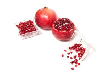 Beyaz arka plan üzerinde izole lezzetli pommegranate meyve closeup görünümü