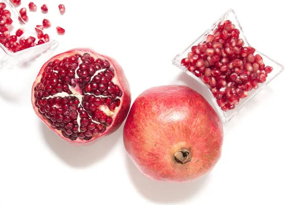 Close Van Smakelijke Pommegranate Fruit Geïsoleerd Een Witte Achtergrond — Stockfoto