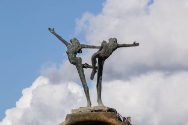 Loule, Portekiz - 4 Şubat 2018 - Portekiz Loule şehirde bulunan rakam heykeller dans ile ünlü dolambaçlı su Çeşmesi.