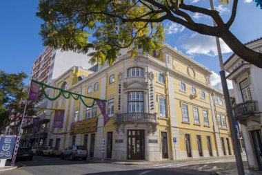 Loule, Portekiz - 4 Şubat 2018 - tipik Avrupa tarzı binalar ile Loule şehrin ana Caddesi'nin açık görünüm.