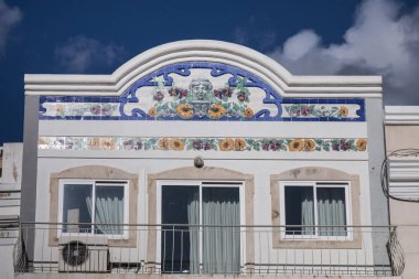 Buildinds güzel azulejo sanat eseri ile Algarve'deki/daki oteller ana mimari tarzı açık görünüm.