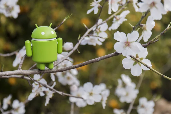 Estoi, Portekiz - 4 Şubat 2018 - kırsal üzerinde badem ağacının dalını üstünde Android heykelcik Portekiz Algarve bölgesinde bulunan..