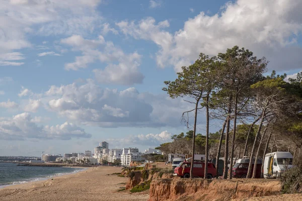 美丽的沙滩和悬崖在 Quarteira 阿尔加维 葡萄牙 — 图库照片