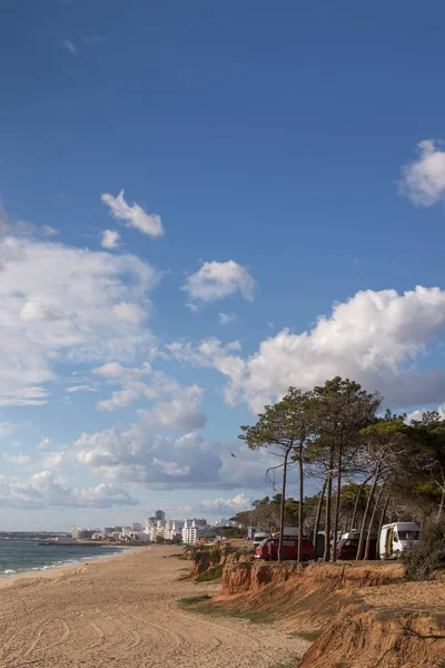 美丽的沙滩和悬崖在 Quarteira 阿尔加维 葡萄牙 — 图库照片