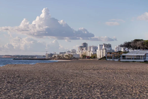 Pustej plaży w mieście Quarteira — Zdjęcie stockowe
