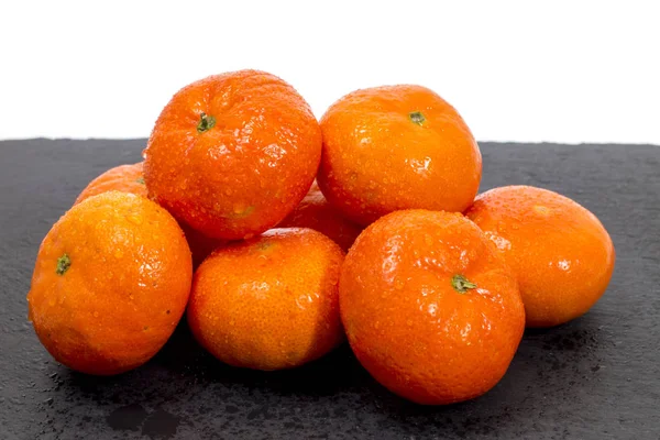 Natte Clementines Vruchten Een Zwarte Plaat Schisttegels — Stockfoto