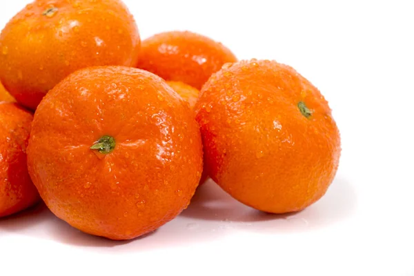 Natte Clementines Vruchten Geïsoleerd Een Witte Achtergrond — Stockfoto