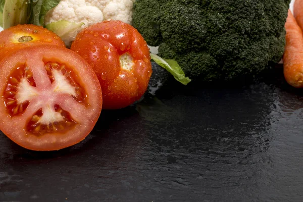 Verduras Molhadas Misturadas Cima Uma Laje Preta Xisto — Fotografia de Stock