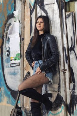 Klasik gitar ile genç kadın
