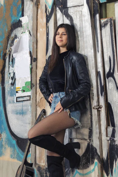 Klasik gitar ile genç kadın