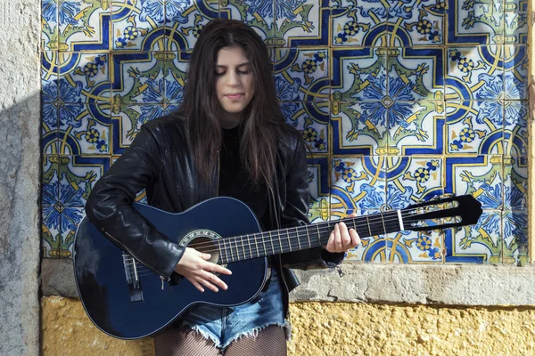 Wanita muda dengan gitar klasik — Stok Foto