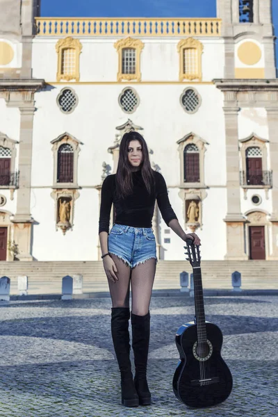 Молодая женщина с классической гитарой — стоковое фото