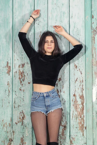 Close View Beautiful Young Woman Short Blue Jeans Green Wooden — Stock Photo, Image