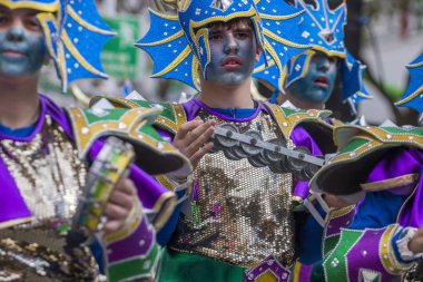 Loule, Portekiz - Şubat 2018: Renkli karnaval festival katılımcıları Loule City, Portekiz.