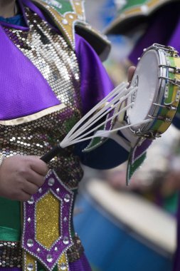 Loule, Portekiz - Şubat 2018: Renkli karnaval festival katılımcıları Loule City, Portekiz.