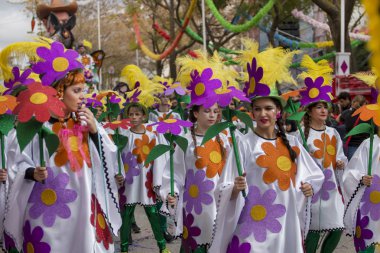 Loule, Portekiz - Şubat 2018: Renkli karnaval festival katılımcıları Loule City, Portekiz.