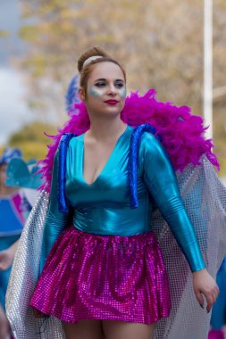 Loule, Portekiz - Şubat 2018: Renkli karnaval festival katılımcıları Loule City, Portekiz.