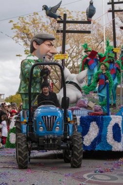 Loule, Portekiz - Şubat 2018: Renkli karnaval festival katılımcıları Loule City, Portekiz.
