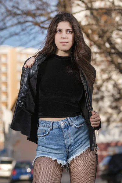 Vista Perto Uma Bela Jovem Com Jeans Azuis Curtos Cidade — Fotografia de Stock