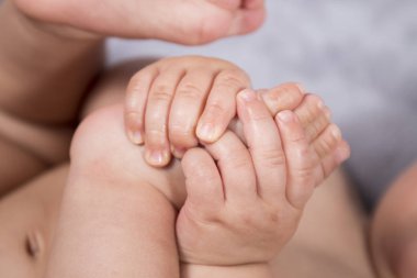 Şirin ve küçük bebek ayak ve el kapat.