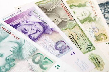 Beyaz arka plan üzerinde izole eski paralar