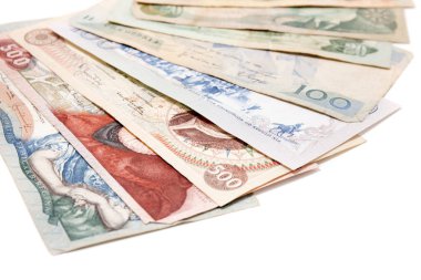 Beyaz arka plan üzerinde izole eski paralar