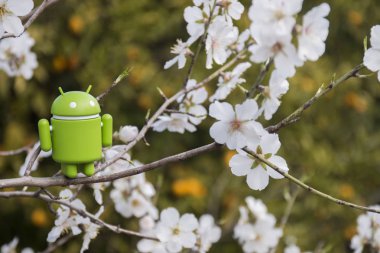 Estoi, Portekiz - 4 Şubat 2018 - kırsal üzerinde badem ağacının dalını üstünde Android heykelcik Portekiz Algarve bölgesinde bulunan..