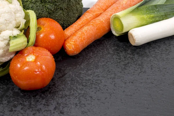 Verdure Bagnate Miste Sopra Una Lastra Nera Scisto — Foto Stock