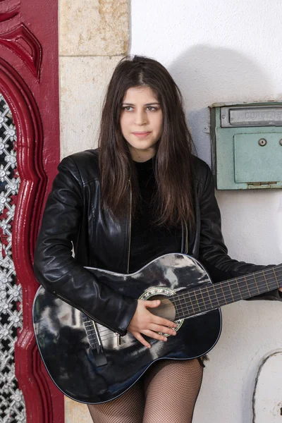 Zamknij Widok Pięknej Młodej Kobiety Gitara Klasyczna Ulicy Miasta — Zdjęcie stockowe