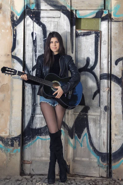 Stäng Vacker Ung Kvinna Med Klassisk Gitarr Gatan Staden — Stockfoto