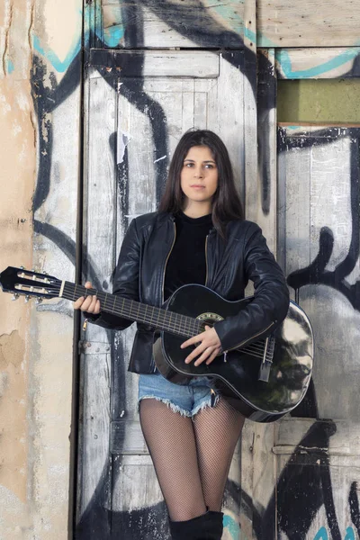 Vista Perto Uma Bela Jovem Com Guitarra Clássica Rua Cidade — Fotografia de Stock